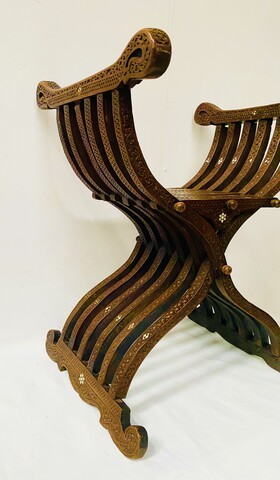 fauteuil curule de type syrien en bois sculpté et incrustation . XIX siècle.