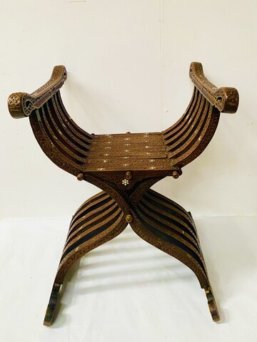 fauteuil curule de type syrien en bois sculpté et incrustation . XIX siècle.