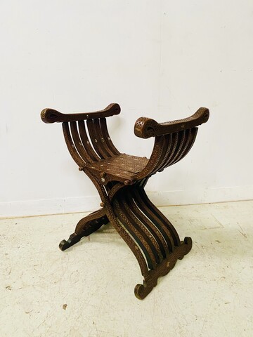 fauteuil curule de type syrien en bois sculpté et incrustation . XIX siècle.