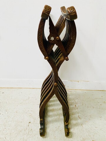 fauteuil curule de type syrien en bois sculpté et incrustation . XIX siècle.