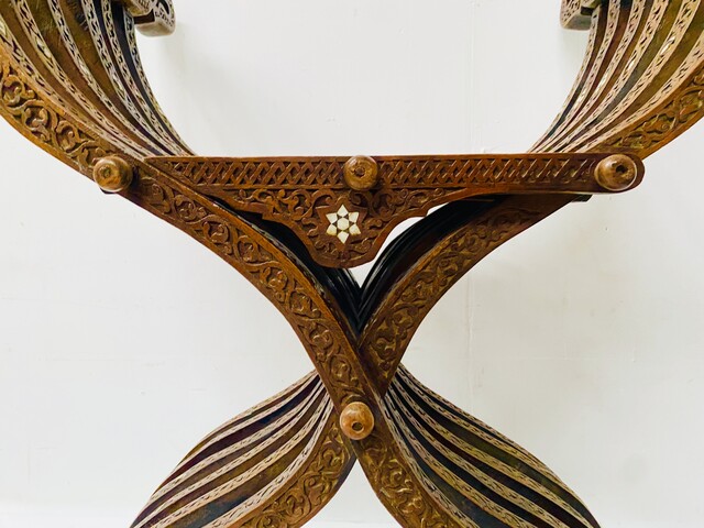 fauteuil curule de type syrien en bois sculpté et incrustation . XIX siècle.