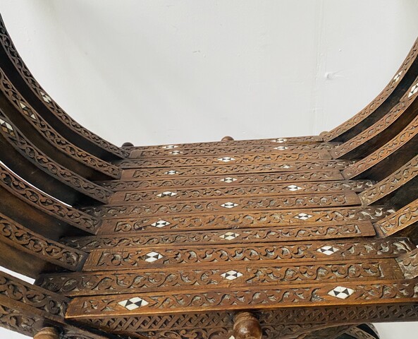 fauteuil curule de type syrien en bois sculpté et incrustation . XIX siècle.