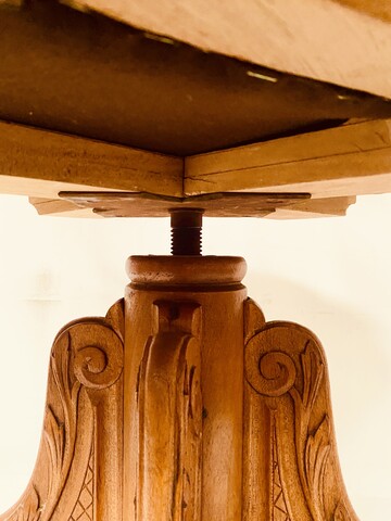 fauteuil de bateau demi rond pivotant en noyer massif assise tissus . XX siècle.