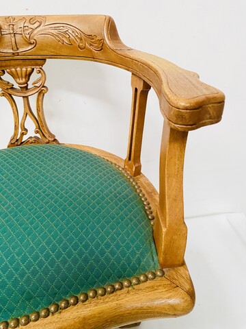 fauteuil de bateau demi rond pivotant en noyer massif assise tissus . XX siècle.