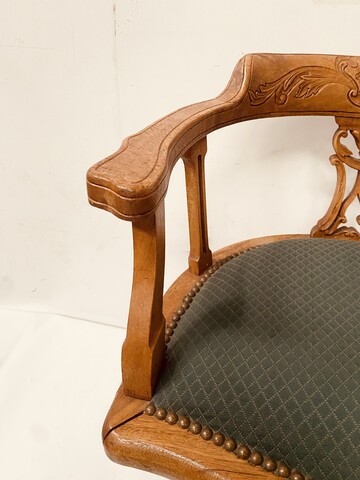 fauteuil de bateau demi rond pivotant en noyer massif assise tissus . XX siècle.