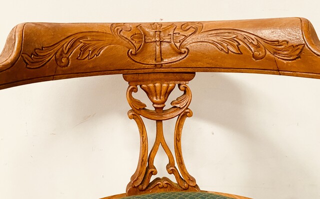 fauteuil de bateau demi rond pivotant en noyer massif assise tissus . XX siècle.