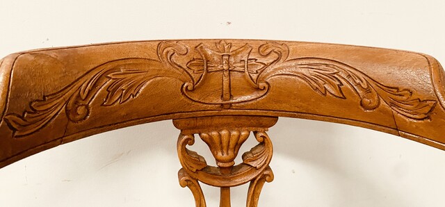 fauteuil de bateau demi rond pivotant en noyer massif assise tissus . XX siècle.