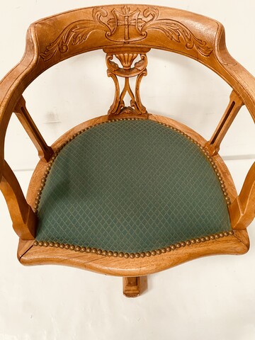 fauteuil de bateau demi rond pivotant en noyer massif assise tissus . XX siècle.