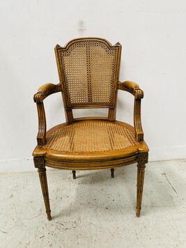 fauteuil de bureau bois naturel dossier assise canné manchette cuir .XX siècle.