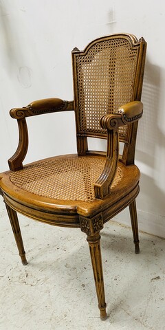 fauteuil de bureau bois naturel dossier assise canné manchette cuir .XX siècle.