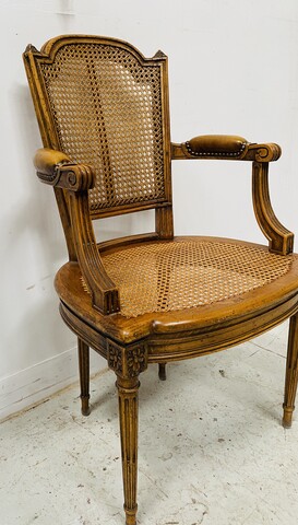 fauteuil de bureau bois naturel dossier assise canné manchette cuir .XX siècle.