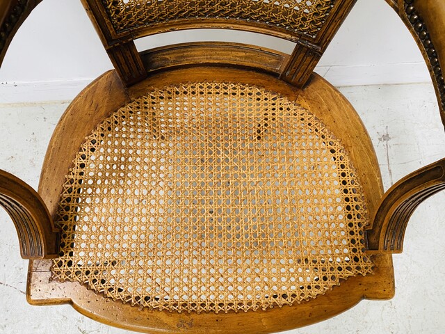 fauteuil de bureau bois naturel dossier assise canné manchette cuir .XX siècle.