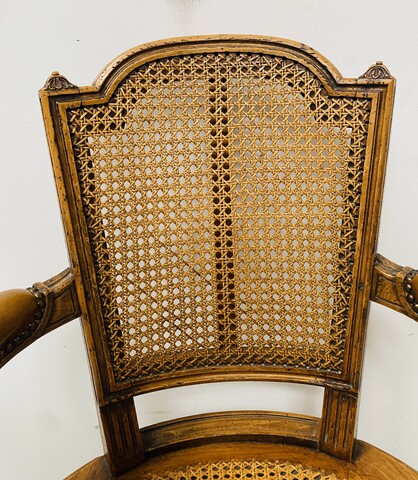 fauteuil de bureau bois naturel dossier assise canné manchette cuir .XX siècle.