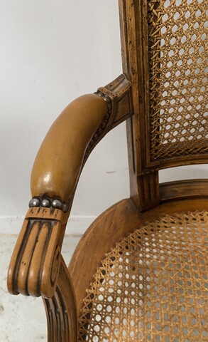 fauteuil de bureau bois naturel dossier assise canné manchette cuir .XX siècle.
