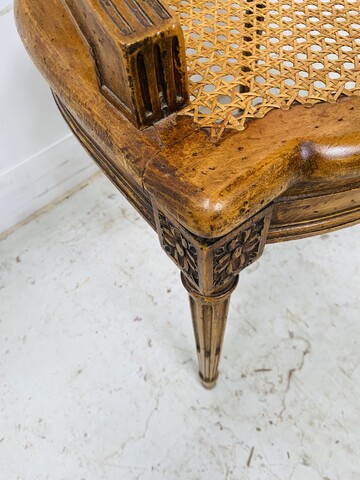 fauteuil de bureau bois naturel dossier assise canné manchette cuir .XX siècle.