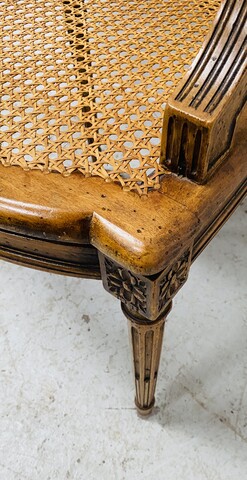 fauteuil de bureau bois naturel dossier assise canné manchette cuir .XX siècle.