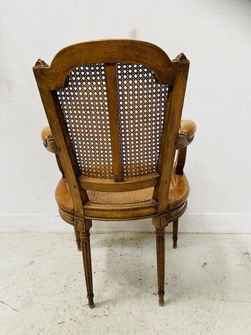fauteuil de bureau bois naturel dossier assise canné manchette cuir .XX siècle.