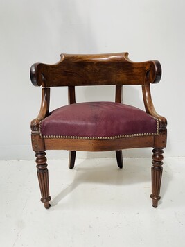 fauteuil de bureau de style empire en acajou recouvrement en skaï . XIX siècle .
