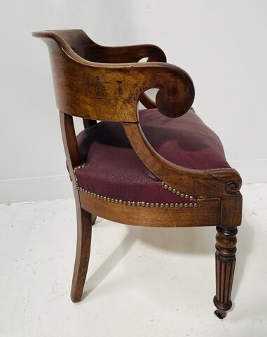 fauteuil de bureau de style empire en acajou recouvrement en skaï . XIX siècle .