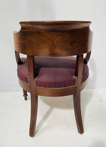 fauteuil de bureau de style empire en acajou recouvrement en skaï . XIX siècle .