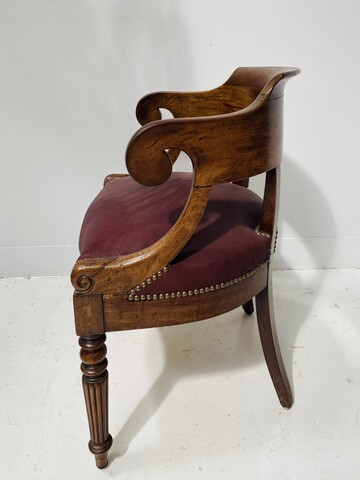 fauteuil de bureau de style empire en acajou recouvrement en skaï . XIX siècle .