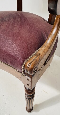 fauteuil de bureau de style empire en acajou recouvrement en skaï . XIX siècle .