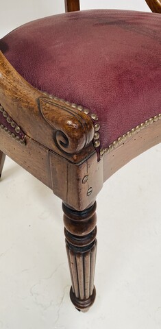 fauteuil de bureau de style empire en acajou recouvrement en skaï . XIX siècle .