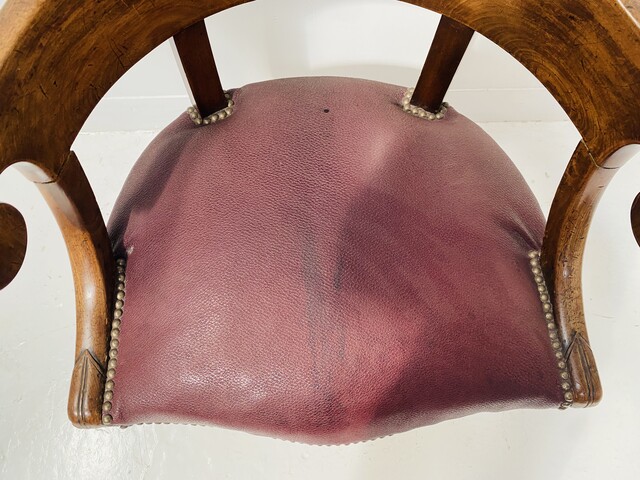 fauteuil de bureau de style empire en acajou recouvrement en skaï . XIX siècle .