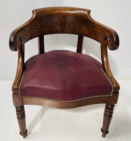 fauteuil de bureau de style empire en acajou recouvrement en skaï . XIX siècle .