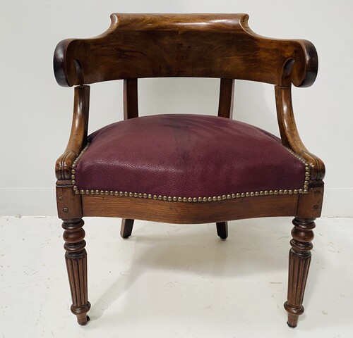 fauteuil de bureau de style empire en acajou recouvrement en skaï . XIX siècle .
