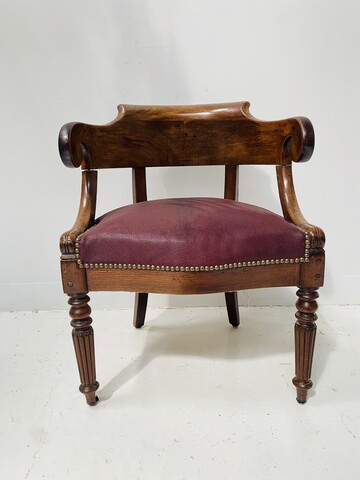 fauteuil de bureau de style empire en acajou recouvrement en skaï . XIX siècle .