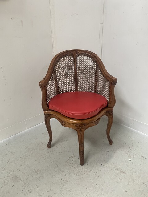 fauteuil de bureau de style Louis XV à fond de cane en noyer mouluré .XX siècle.