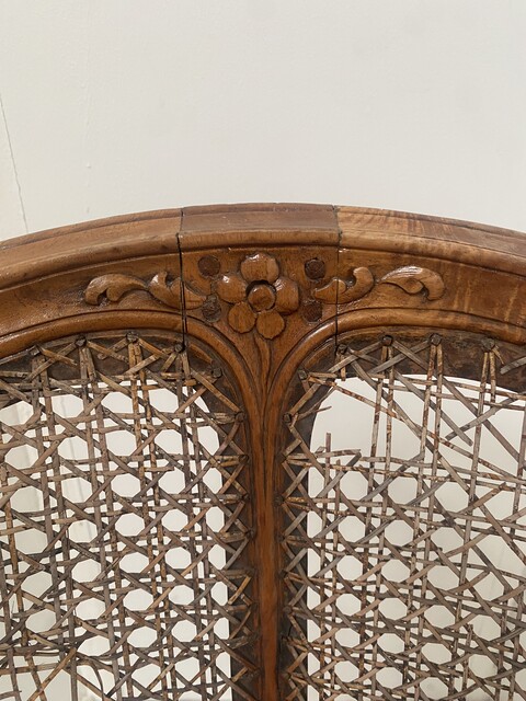fauteuil de bureau de style Louis XV à fond de cane en noyer mouluré .XX siècle.
