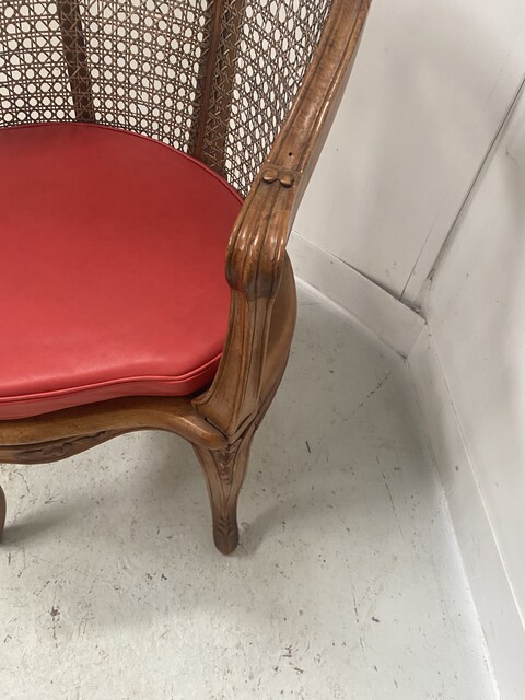 fauteuil de bureau de style Louis XV à fond de cane en noyer mouluré .XX siècle.