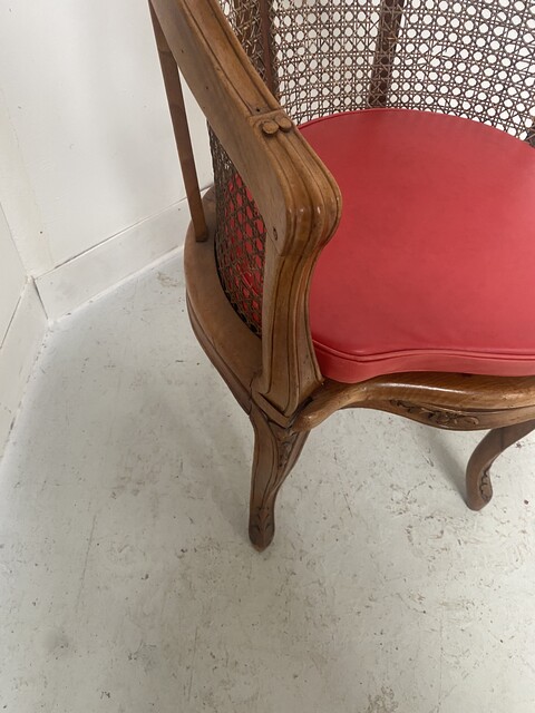 fauteuil de bureau de style Louis XV à fond de cane en noyer mouluré .XX siècle.