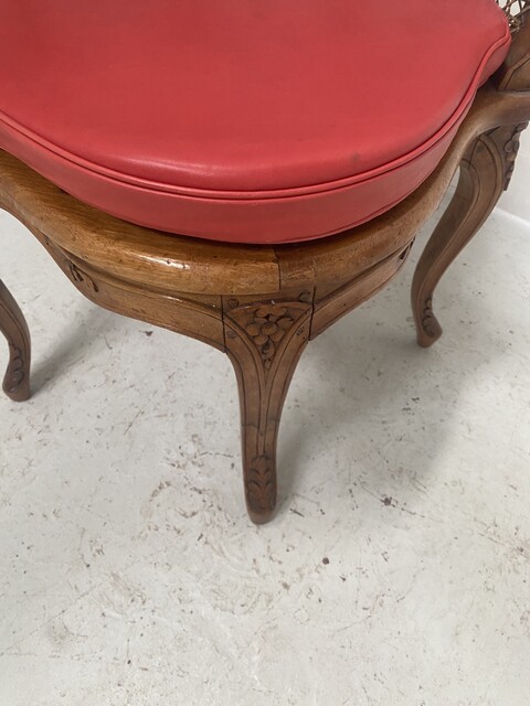 fauteuil de bureau de style Louis XV à fond de cane en noyer mouluré .XX siècle.