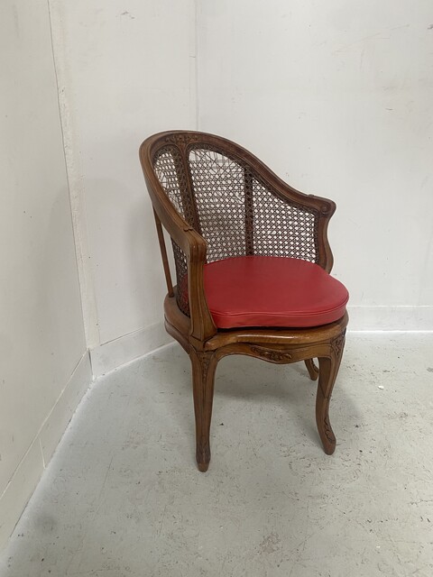 fauteuil de bureau de style Louis XV à fond de cane en noyer mouluré .XX siècle.