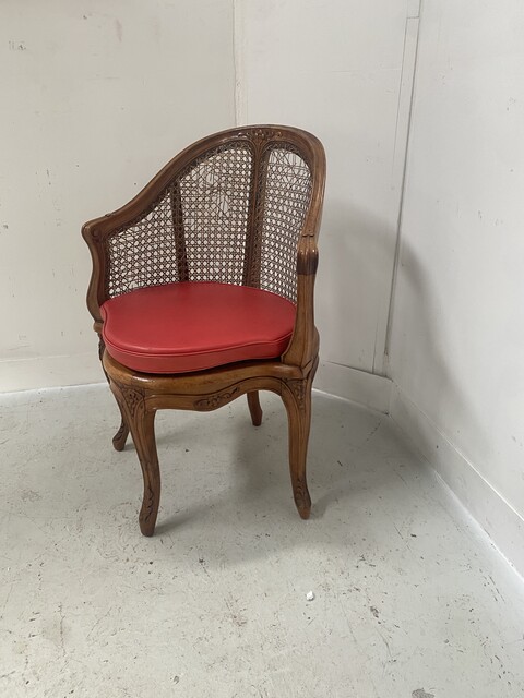 fauteuil de bureau de style Louis XV à fond de cane en noyer mouluré .XX siècle.