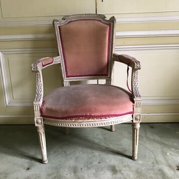 Fauteuil de style Directoire en hêtre patiné XX siècle