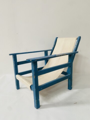 fauteuil relax d'enfant de jardin en bois peint . XX siècle .