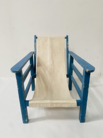 fauteuil relax d'enfant de jardin en bois peint . XX siècle .