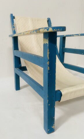 fauteuil relax d'enfant de jardin en bois peint . XX siècle .