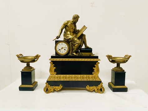 garniture de cheminée en bronze et marbre noir sujet Pythagore . XIX siècle .