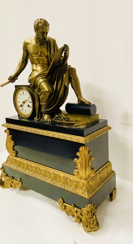 garniture de cheminée en bronze et marbre noir sujet Pythagore . XIX siècle .