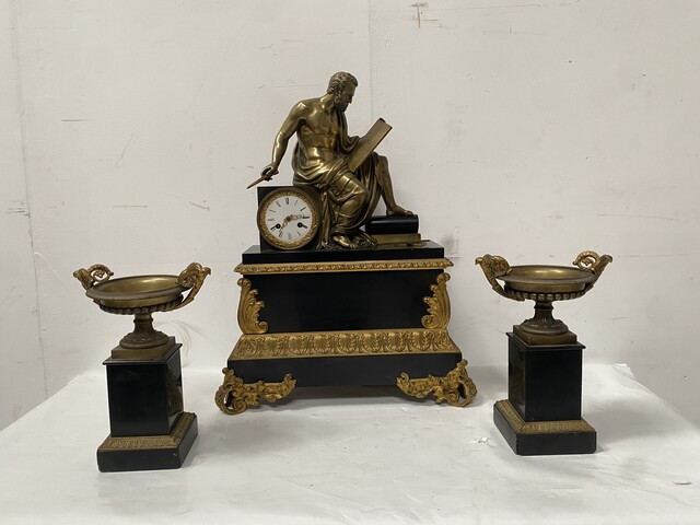 garniture de cheminée en bronze et marbre noir sujet Pythagore . XIX siècle .
