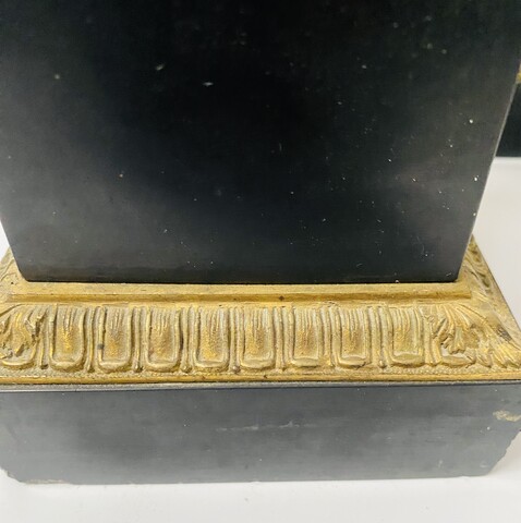 garniture de cheminée en bronze et marbre noir sujet Pythagore . XIX siècle .