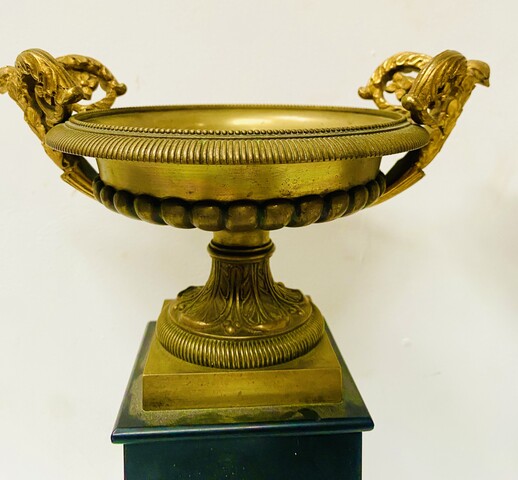 garniture de cheminée en bronze et marbre noir sujet Pythagore . XIX siècle .