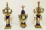 garniture de cheminée en faïence polychrome à décor de paysage . XX siècle .