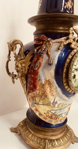 garniture de cheminée en faïence polychrome à décor de paysage . XX siècle .