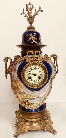 garniture de cheminée en faïence polychrome à décor de paysage . XX siècle .